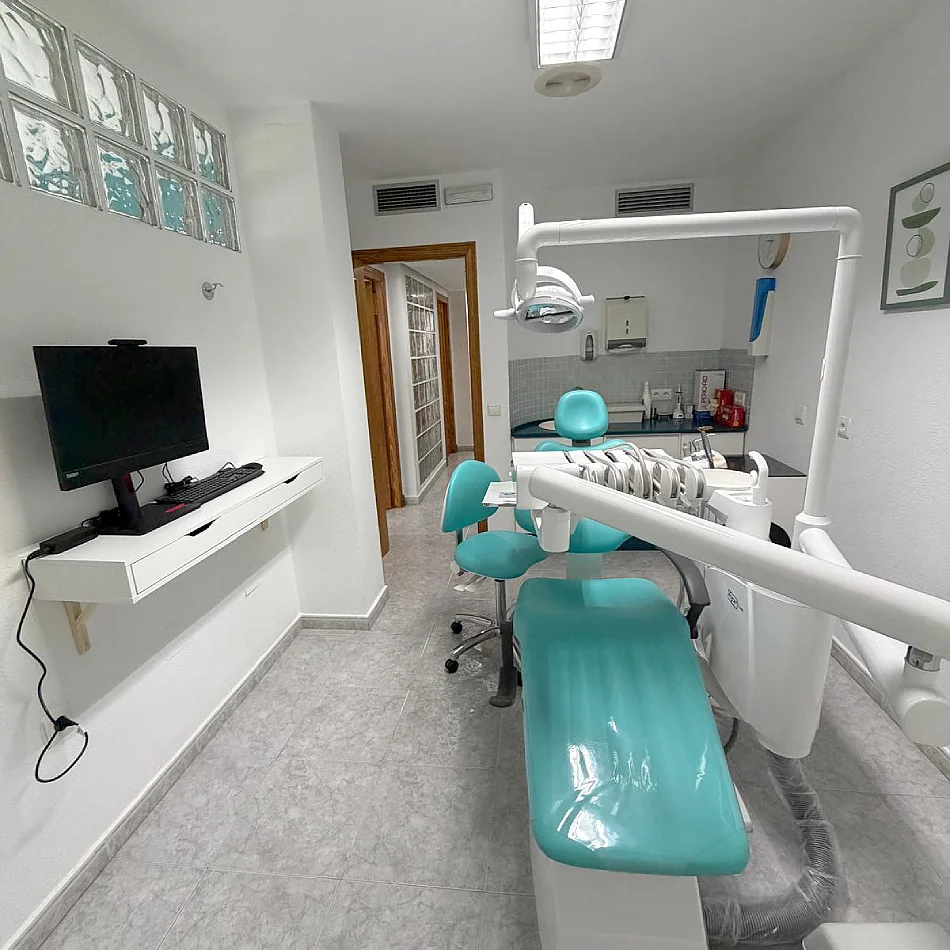 Sala de tratamiento de Clínica Dental Loto en Puente Tocinos